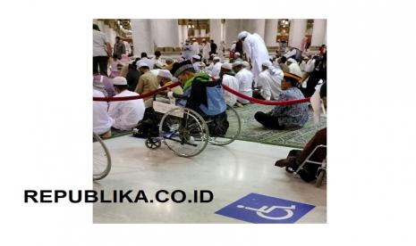 Jamaah haji Indonesia, Mardi Ali Umar (64 tahun) yang sedang beribadah di Masjid Nabawi. Tak Perlu Berdesakan, Jamaah Haji Difabel Nyaman Beribadah di Masjid Nabawi