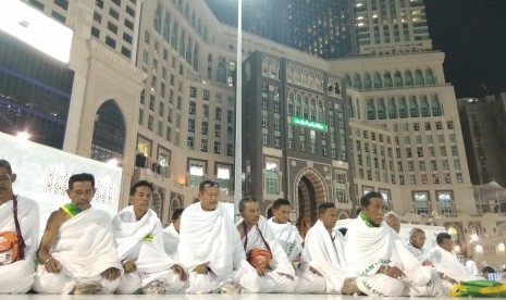 Jamaah haji Indonesia melakukan shalat di Masjid al Haram setiba di Makkah dari Madinah, Arab Saudi, Agustus 2017.