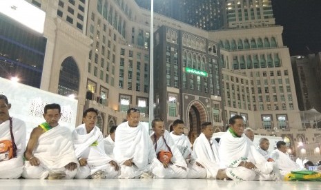 Jamaah haji Indonesia melakukan shalat di Masjid al Haram setiba di Makkah dari Madinah, Arab Saudi.