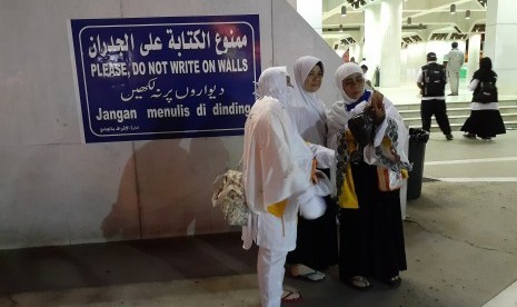 Jamaah haji Indonesia melakukan swafoto atau selfie di halaman Masjid Aisyah di Tan'im sebelum melakukan umrah sunah, Selasa (23/7). Masjid Aisyah merupakan salah satu miqat atau tempat dimulainya umrah atau haji.