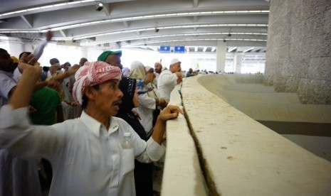 Jamaah haji Indonesia melempar Jumrah Wustha di Jamarat, Mina.