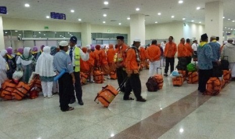 Jamaah haji Indonesia melewati proses pemeriksaan imigrasi di Bandara Amir Muhammad, Madinah.