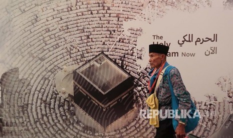 Jamaah haji Indonesia melintasi gambar Masjidil Haram di ruangan tunggu terminal dengan fasilitas Eyab di Bandara King Abdul Aziz, Jeddah. Agar Jamaah Haji tidak Tersesat, Hafalkan Lokasi Hotel atau Foto