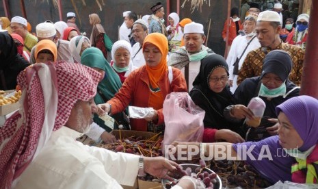 Jamaah haji Indonesia membeli buah kurma saat berkunjung ke perkebunan kurma Abdurahman yang terletak di kawasan Quba, Madinah, Arab Saudi (Ilustrasi)