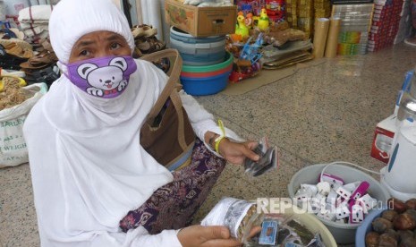 Jamaah Indonesia membeli kurma muda kering di toko depan penginapan di sektor 601, Makkah, Arab Saudi. Jamaah Umroh Kembali Padati Pasar Oleh-Oleh Arab Saudi