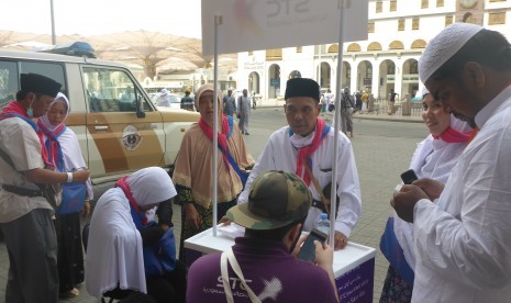 Jamaah haji Indonesia membeli nomor provider lokal di depan Masjid Nabawi, Madinah, Arab Saudi (Ilustrasi)