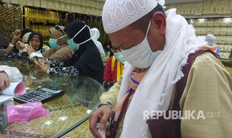 Jamaah umroh Indonesia memilih perhiasan emas di toko emas yang berada di sekitar Masjid Nabawi, Madinah.