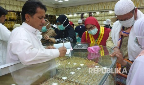 Jamaah haji Indonesia memilih perhiasan emas di toko emas yang berada di sekitar Masjid Nabawi, Madinah.