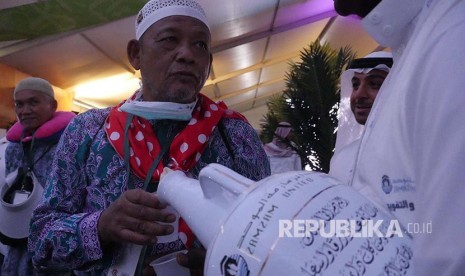 Jamaah haji Indonesia mencicipi air zamzam yang disediakan di terminal dengan fasilitas Eyab di Bandara King Abdul Aziz, Jeddah.