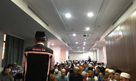 Jamaah haji Indonesia mendapatkan bimbingan ibadah dari petugas haji di Sektor 2 Makkah.