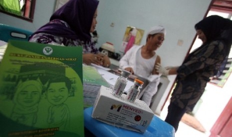 Jamaah haji Indonesia mendapatkan vaksin meningitis sebelum berangkat ke Tanah Suci.