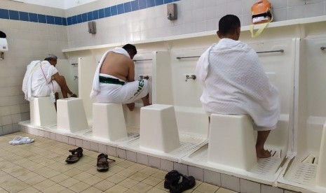 Lupa Ihram di Miqat? Ini yang Harus Kita Lakukan. Foto: Jamaah haji Indonesia mengambil air wudhu di Masjid Bir Ali, Madinah, Rabu (24/7). Masjid Bir Ali atau Masjid Dzulhulaifah ini menjadi tempat miqat atau niat ihram bagi jamaah haji yang berangkat dari Madinah menuju Makkah untuk berhaji atau umrah. 