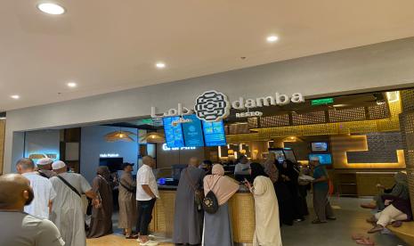 Jamaah haji Indonesia mengantre di Damba Resto, Lantai empat (P4) Tower Zamzam, Masjidil Haram, Kamis (20/6/2024).