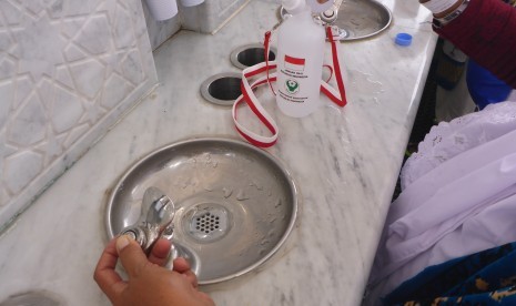  Jamaah haji Indonesia mengisi botol dengan air zamzam di Masjid Nabawi, Madinah, Arab Saudi, Ahad (6/8).