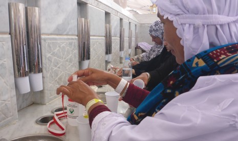  Jamaah haji Indonesia mengisi botol dengan air Zamzam di Masjid Nabawi, Madinah, Arab Saudi.