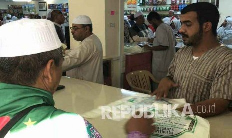 Jamaah haji Indonesia mengunjungi kebun kurma milik keluarga Badui, Muhammad Hasan Ar-Raddadi di Madinah, Arab Saudi.