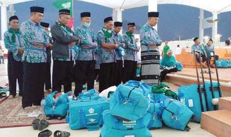 Jamaah haji Indonesia menunaika shalat saat tiba di Bandara Internasional King Abdul Aziz, Jeddah, Arab Saudi, Jumat(5/9).A