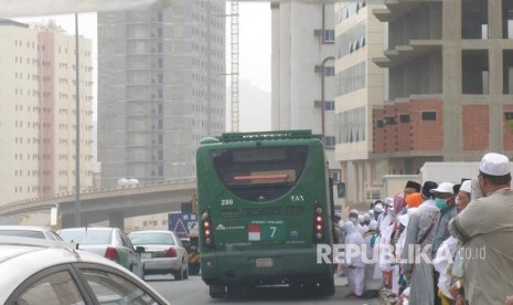 Jamaah haji Indonesia menunggu bus shalawat ke Masjid Al Haram untuk melaksanakan shalat ashar di Sektor 7, Makkah, Arab Saudi, Kamis (25/8). 