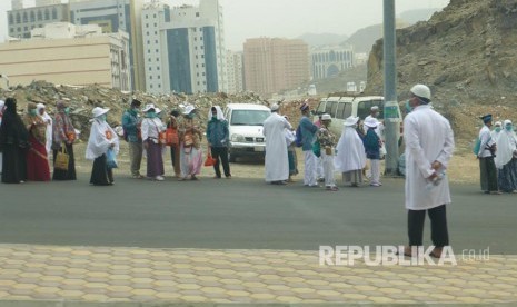 Jamaah haji Indonesia menunggu bus shalawat ke Masjid Al Haram untuk melaksanakan shalat ashar di Sektor 7, Makkah, Arab Saudi, 25 Agustus 2017. 