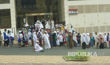 Jamaah haji Indonesia menunggu bus shalawat ke Masjid Al Haram untuk melaksanakan shalat ashar di Sektor 7, Makkah, Arab Saudi, Kamis (25/8). 