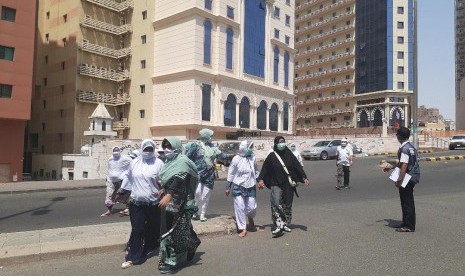 Ilustrasi. Jamaah haji Indonesia menyebrang jalan raya dipandu oleh petugas haji di Jalan Taqwa, Misfalah, Makkah. Jamaah Haji: Layanan di Makkah Mudahkan Fokus Beribadah