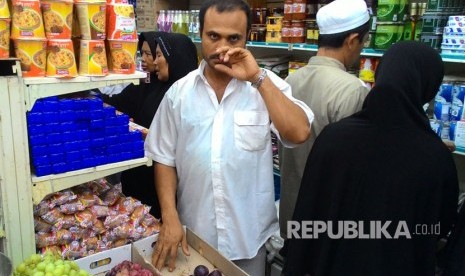 Jamaah haji Indonesia menyerbu toko bahan makanan usai shalat subuh di kawasan Syisyah, Sektor 5, Makkah, Arab Saudi, Senin (28/8).