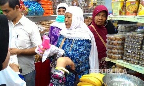 Jamaah haji Indonesia menyerbu toko bahan makanan usai shalat subuh di kawasan Syisyah, Sektor 5, Makkah, Arab Saudi, Senin (28/8).