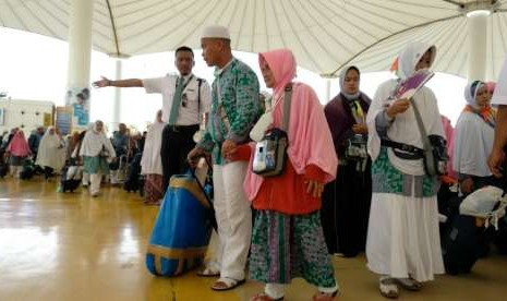 Jamaah haji Indonesia mulai diterbangkan  pulang ke Tanah Air dari Bandara King Abdulaziz, Jeddah, Senin (27/8) pagi. Sebanyak 6.000 jamaah akan dipulangkab pada hari pertama kepulangan tersebut.