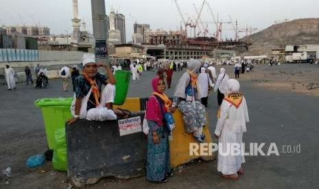 Jamaah haji Indonesia nampak berkumpul selepas melaksanakan tawaf ifadhah di Masjidil Haram, Jumat (24/9). Sejumlah jamaah nampak kebingungan mencari angkutan ke hotel menyusul belum beroperasinya bus shalawat hari itu.