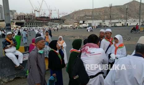 Jamaah haji Indonesia nampak berkumpul selepas melaksanakan tawaf ifadhah di Masjidil Haram, Jumat (24/9). Sejumlah jamaah nampak kebingungan mencari angkutan ke hotel menyusul belum beroperasinya bus shalawat hari itu.