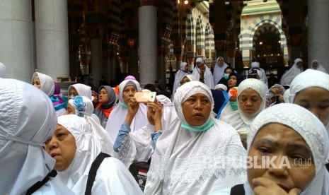 Jamaah haji Indonesia saat mengantre menunggu pintu masuk raudhah dibuka di Masjid Nabawi, Ahad pagi (30/7).