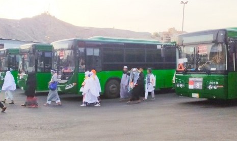 Jamaah haji Indonesia saat menggunakan bus shalawat yang membawa mereka dari Masjidil Haram menuju pemondokan di Syisyah (rute no 6),  Makkah, Kamis (1/8). PPIH Arab Saudi 2019 menyediakan sebanyak 450 bus shalawat untuk jamaah haji Indonesia. 