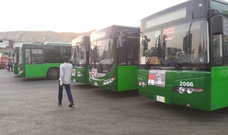 Sejarah Bus Shalawat . Foto: Jamaah haji Indonesia saat menggunakan bus shalawat yang membawa mereka dari Masjidil Haram menuju pemondokan di Syisyah (rute no 6),  Makkah, Kamis (1/8). PPIH Arab Saudi 2019 menyediakan sebanyak 450 bus shalawat untuk jamaah haji Indonesia. 