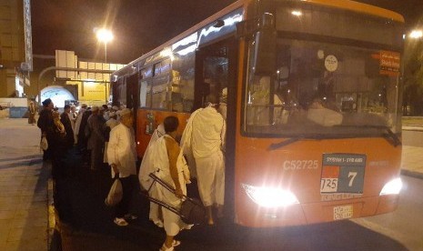 Jamaah haji Indonesia sedang antre naik bus Shalawat dari pemondokan yang akan mengantarkan ke Masjid Al Haram, Makkah (Ilustrasi).