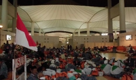 Jamaah haji Indonesia sedang menunggu keberangkatan ke Tanah Air di Bandara King Abdul Aziz Jeddah, Arab Saudi. 