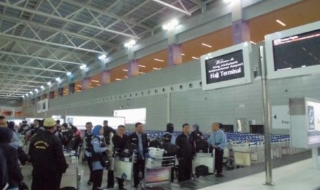 Jamaah haji Indonesia sedang menunggu koper di Bandara King Abdul Aziz, Jeddah