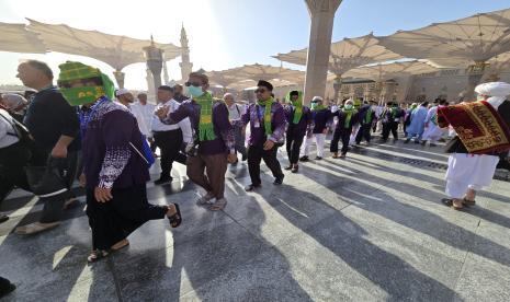 Jamaah haji Indonesia tengah mengantri memasuki Raudhah di Masjid Nabawi, Madinah.