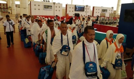 Jamaah haji Indonesia tiba di Bandara King Abdulaziz, Jeddah, Rabu (1/8).