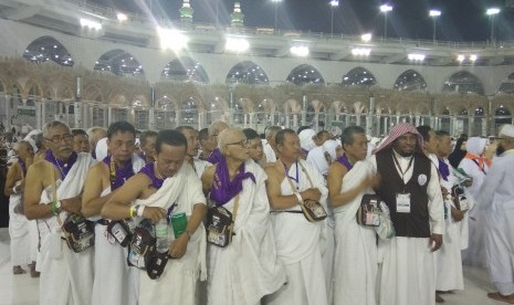 Jamaah haji Indonesia yang baru tiba dari Madinah bersiap melakukan umrah di Masjid al Haram, Makkah, Arab Saudi, Senin (7/8).