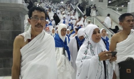 Jamaah haji Indonesia yang baru tiba dari Madinah bersiap melakukan umrah di Masjid al Haram, Makkah, Arab Saudi, Senin (7/8).