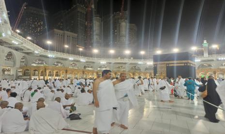 Suasana jamaah melaksanakan umrah.