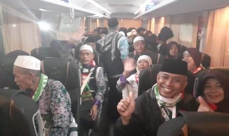  Pulang ke Tanah Air, Jamaah Haji Jalani Pemeriksaan Gejala Covid-19. Foto:  Jamaah haji Indonesia yang tergabun dalam Kloter 1 JKS bersiap berangkat ke Bandara King Abdul Aziz, Jeddah, Sabtu (17/8) dini hari. Dari Jeddah, jamaah haji Indonesia akan dipulangkan ke Bandara Internasional Soekarno-Hatta.