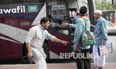  Jamaah haji Indonesia yang tergabung dalam pemberangkatan gelombang pertama, mulai pulang kembali ke Tanah Air, Makkah, Sabtu (17/9). (Republika/Amin Madani) 