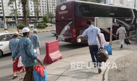 Jamaah haji Indonesia yang tergabung dalam pemberangkatan gelombang pertama, mulai pulang kembali ke Tanah Air, Makkah, Sabtu (17/9). (Republika/Amin Madani) 