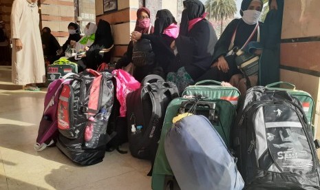 Jamaah haji Indonesia yang tinggal di Sektor 1 dan berniat ikut sunah tarwiyah berkumpul di Hotel 104 untuk menunggu bus yang akan memberangkatkan mereka ke Mina, Kamis (8/8) sore. 