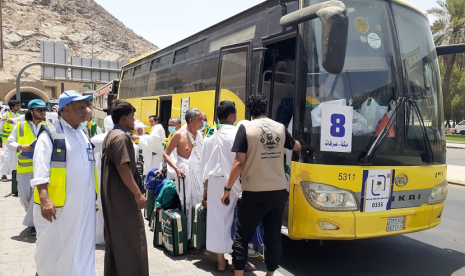 Jamaah haji Indonesia yang tinggal di sektor 1 kawasan Syisah bergegas naik bus yang akan mengantar mereka ke Arafah, Jumat (9/8) siang. Pemberangkatan mereka dimulai sejak pukul 08.00 WAS dan ditargetkan seluruhnya tiba di Arafah pada pukul 20.00 WAS. 