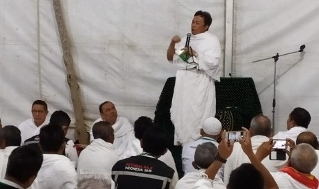 Jamaah haji Indonesia yang tinggal di tenda Maktab 9 Arafah mendengarkan tausiyah dari KH Musthofa Aqil Siroj usai  melaksanakan shalat jamak takdim Maghrib dan Isya, Jumat (9/8). 