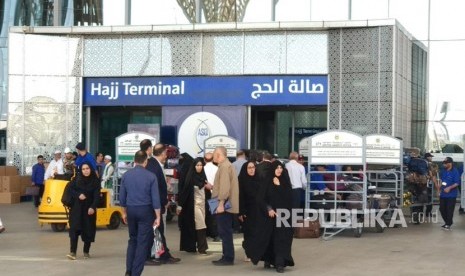 Jamaah haji Iran mengantri membeli kartu perdana lokal selepas tiba di Bandara AMA Madinah, Selasa (17/7). Tak seperti kebanyakan jamaah haji negara lain, seluruh jamaah haji pria Iran mengenakan setelan resmi ke Tanah Suci.