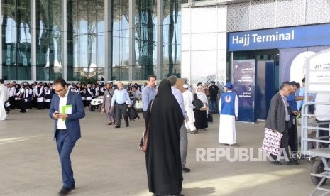 Iran Siapkan Berbagai Skenario Haji Tahun Ini. Foto: Jamaah haji Iran mengantri membeli kartu perdana lokal selepas tiba di Bandara AMA Madinah, Selasa (17/7). Tak seperti kebanyakan jamaah haji negara lain, seluruh jamaah haji pria Iran mengenakan setelan resmi ke Tanah Suci.