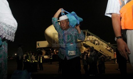  Jamaah Haji Kelompok Terbang (kloter) pertama Jakarta tiba di Bandara Halim Perdana Kusuma, Jakarta, Ahad (20/10) malam.     (Republika/Yasin Habibi)